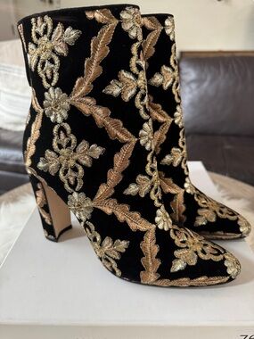 Manolo Blahnik Isola Embroidered Black Velvet Booties size 40